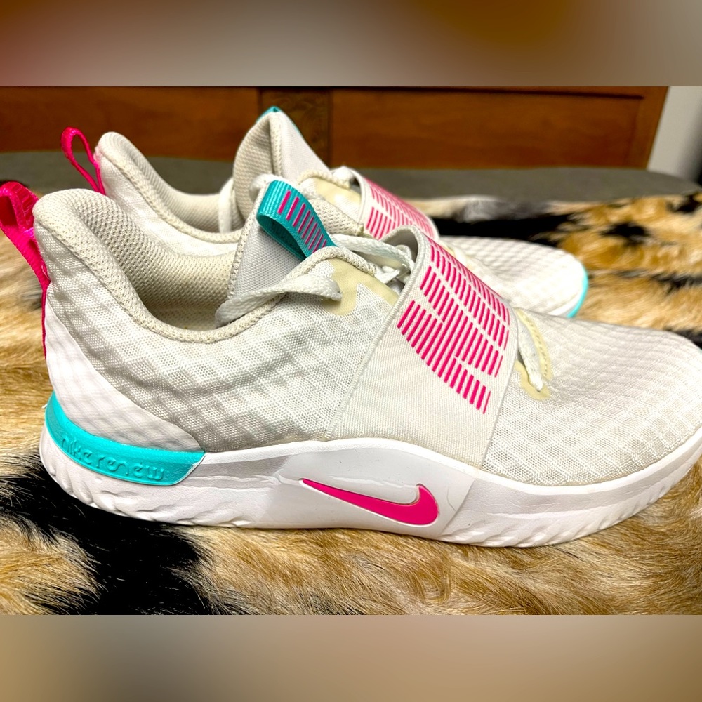 Nike 7.5 tennis shoes